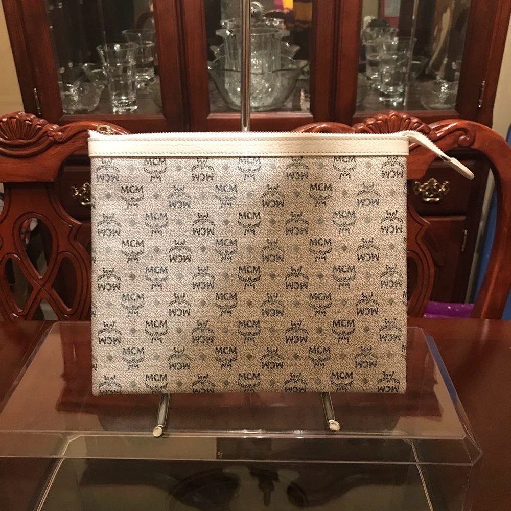 🔥🔥Authentic New MCM Visetos Pouch/Clutch🔥🔥